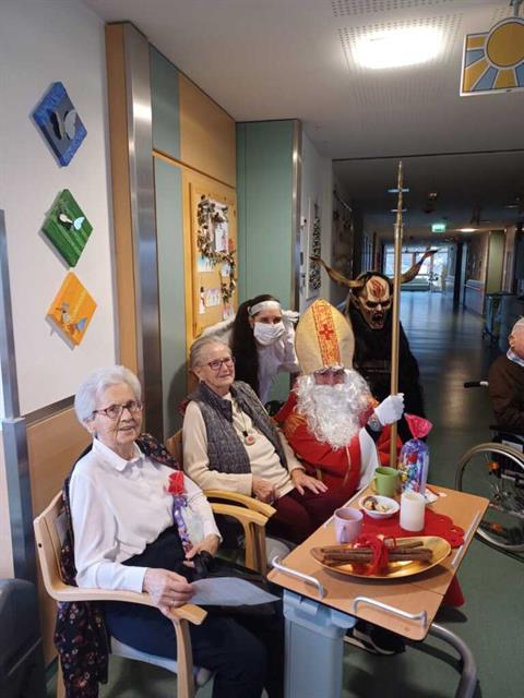 Eine Gruppe älterer Frauen sitzt an einem Tisch