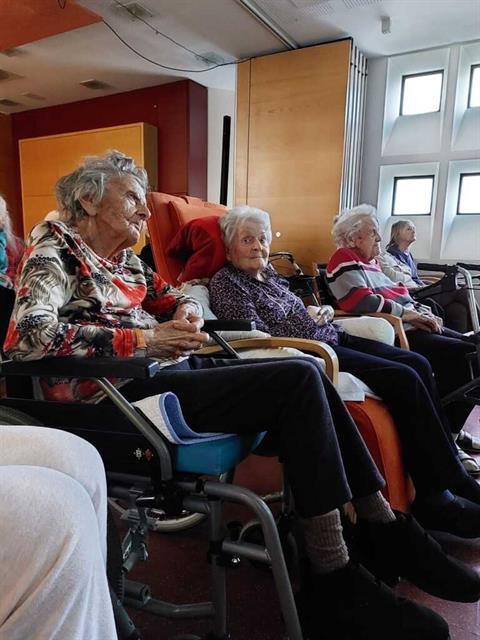 Eine Gruppe älterer Frauen sitzt auf Stühlen