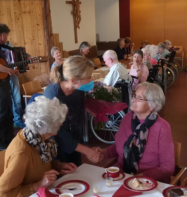 Eine Gruppe älterer Frauen, die an einem Tisch sitzen