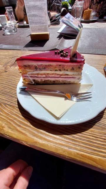 ein Stück Kuchen auf einem Teller