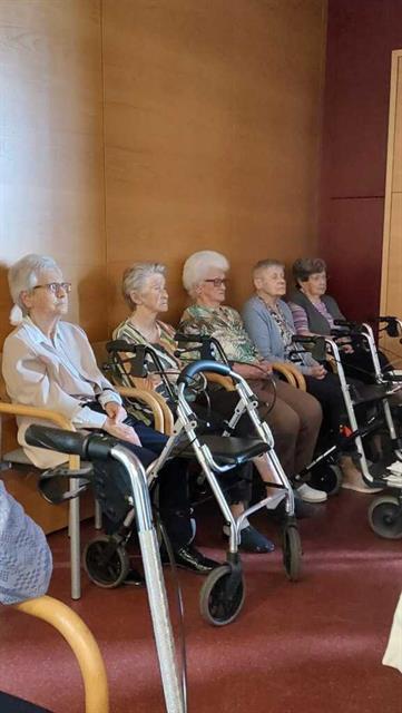 Eine Gruppe älterer Frauen, die im Rollstuhl sitzen