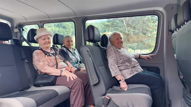 eine gruppe von leuten, die in einem auto sitzen