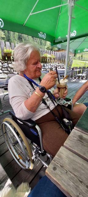 Ein alter Mann, der in einem Rollstuhl sitzt