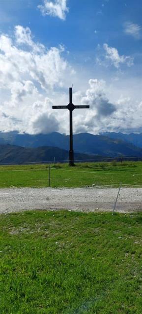 ein Kreuz auf einem Feld