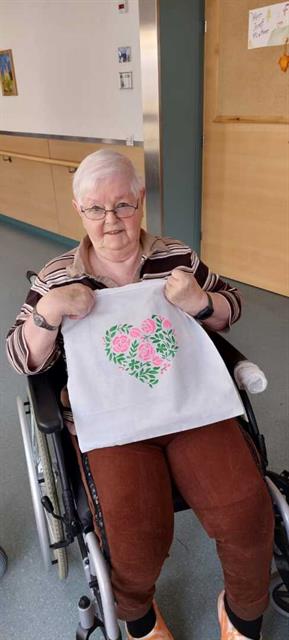 eine ältere Frau im Rollstuhl
